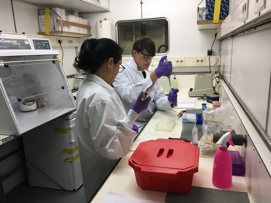 Tom Theirlynck en Linda Amaral-Zettler aan het werk in moleculaire lab op het schip